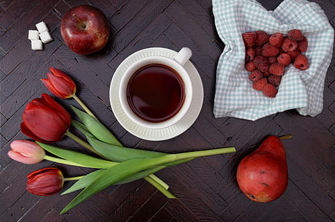 tekopp, tallerken, eple, tulipanblomst, rød, blomster, ved siden av, kopp, te, bringebær, tulipan, stilleben, pære, flatlay, mat, frukt, blomst, kjøkkenhåndkle, sukkerbit, mat og Drikke, friskhet, velvære, spise sunt, anlegg, ingen folk, tre - materiale, høy vinkel visning, bord, innendørs, natur, bolle, blomstrende plante, rett over, varm drikke, servise, 5K, CC0, offentlig domene, opphavsrett gratis