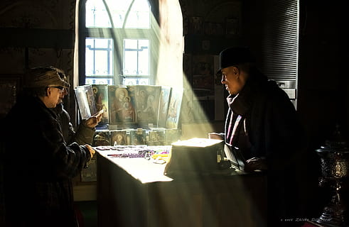luce, mistica, libri, conoscenza, divine, Chiesa, monastero, persone, Islam, culture, seduta, in casa, tavolo, persone reali, due persone, finestra, attività commerciale, adulto, giorno, tre quarti, uomini, abbigliamento casual, giovane adulto, vista laterale, solidarieta, giovani uomini, luce del sole, capi di abbigliamento, concentrazione, bicchiere, 5K, CC0, dominio pubblico, privo di copyright