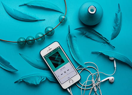 i phone, earpods, accanto, piume, iphone argento 5, Telefono, cellulare, Tech, tecnologia, assistenza sanitaria e medicina, attrezzatura medica, strumento medico, in casa, girato in studio, forniture mediche, sfondo colorato, stetoscopio, comunicazione, ascoltando, connessione, ospedale, nessuno, cuffie, blu, tecnologia wireless, sfondo blu, competenza, cura, 5K, CC0, dominio pubblico, privo di copyright