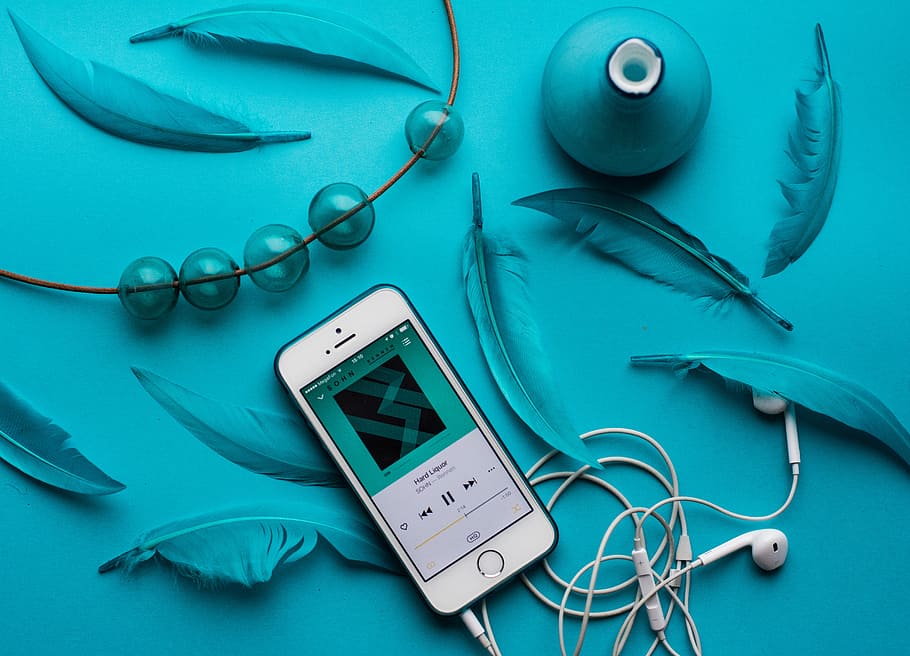 i phone, earpods, accanto, piume, iphone argento 5, Telefono, cellulare, Tech, tecnologia, assistenza sanitaria e medicina, attrezzatura medica, strumento medico, in casa, girato in studio, forniture mediche, sfondo colorato, stetoscopio, comunicazione, ascoltando, connessione, ospedale, nessuno, cuffie, blu, tecnologia wireless, sfondo blu, competenza, cura, 5K