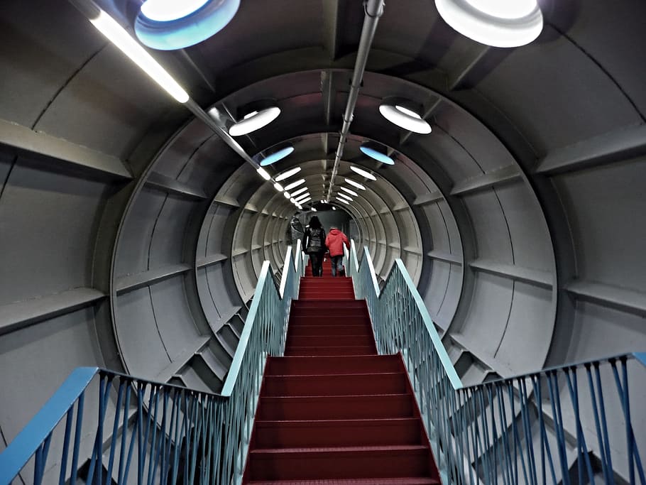 brusel·les, atomium, brusel·les atomium, dins del atomium, escala, arquitectura, el camí a seguir, passos i escales, direcció, a l'interior, barana, il·luminat, equips d’il·luminació, persones reals, estructura construïda, transport, vista del darrere, longitud completa, estils de vida, caminar, metro, perspectiva decreixent, estació del metro, homes, sostre, passarel·la subterrània, pas inferior, 2K