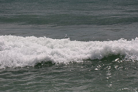 onde, schiuma, freddo, grande, mare, acqua, onda, movimento, sport, lungomare, bellezza nella natura, giorno, fare surf, sport acquatico, natura, all'aperto, potere in natura, energia, scenics - natura, spruzzi, correre, vista dall'alto, acqua corrente, 2K, CC0, dominio pubblico, privo di copyright