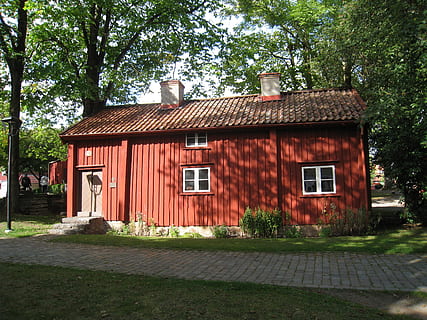 Haus, alt, rot, rot, baum, Himmelblau, alt, rot, Baum, Sommer-, Fenster, Tür, Schornsteine, Gebäudehülle, draußen, gebaute Struktur, die Architektur, Tag, Pflanze, Gebäude, Natur, keine Leute, Wohngegend, Gras, Dach, Sonnenlicht, Wachstum, Fußweg, Stadt, grüne Farbe, Hütte, 2K, CC0, gemeinfrei, lizenzfrei