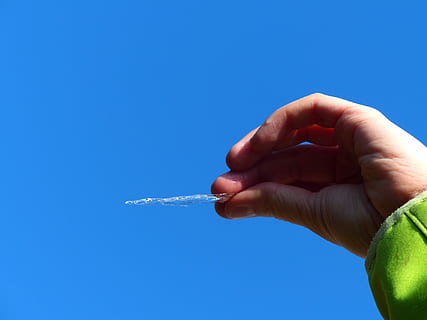 hånd, istap, holde, kold, smelte, is, vinter, himmel, blå, tilbageholdelse, menneskelig hånd, menneskelig kropsdel, kopiere plads, vand, bevægelse, en person, bedrift, skyfri himmel, uigenkendelig person, rigtige mennesker, finger, menneskelig finger, livsstil, kropsdel, natur, dag, studio skud, farvet baggrund, blå baggrund, 4K, CC0, offentligt domæne, royaltyfrie