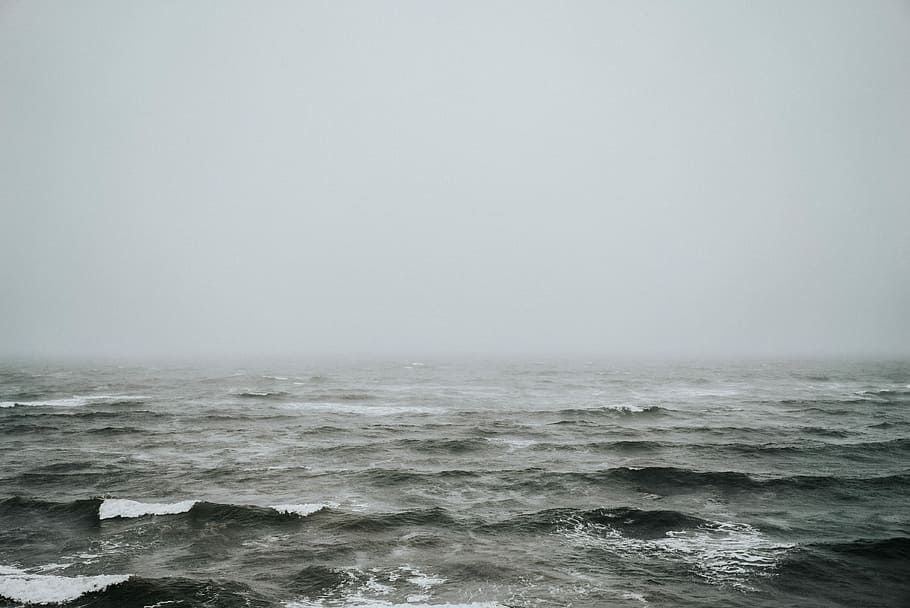 ciało, woda, dzień, zdjęcie, panoramiczny, fotografia, fale oceanu, morze, ocean, pochmurny, fala, zbiornik wodny, wafe, Wybrzeże, mglisty, nastrojowy, burzliwy, zimno, szary, film, zgasnąć, burza, mgła, piękno natury, Natura, ruch, scenics - natura, niebo, żadnych ludzi, kopia przestrzeń, środowisko, na dworze, horyzont nad wodą, spokój, sport, deszcz, moc w naturze, 4K