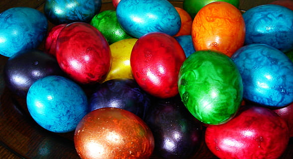 ous de Pasqua, Pasqua, ous, festa, colorit, colors, multicolor, gran grup d'objectes, menjar, celebració, vermell, ou de Pasqua, menjar i beguda, marc complet, cap gent, brillant, ou, primer pla, color verd, variació, abundància, elecció, color vibrant, 2K, CC0, domini públic, lliure de regalies