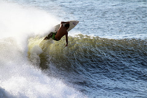 om, călărie, alb, surfing board, surfer, val, ocean, mare, apă, vară, sportiv, placă de surf, distracţie, concediu de odihna, în aer liber, tineri, atlet, însorit, tub, mod de viata, vacanţă, acțiune, masculin, stropi, spray, mişcare, hawaii, dig, shorebreak, surfing, plajă, sporturi extreme, surf, bălăceală, viteză, oameni, bărbați, sport acvatic, o persoana, echipament sportiv, Activitatea de agrement, aventură, stiluri de viață, oameni adevărați, malul mării, zi, calificare, putere în natură, 5K, CC0, domeniu public, fără drepturi de autor