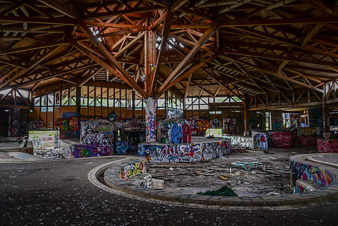 interno della casa dipinta, costruzione di graffiti interni, costruzione, magazzino, architettura, urbex, abbandonato, urbano, decadimento, graffiti, interno, di legno, Parco acquatico, vecchio, dentro, avventura urbana, esplorazione urbana, Neukolln, rotto, marcio, architettura abbandonata, muro di graffiti, struttura costruita, giorno, in casa, nessuno, disordinato, soffitto, multicolore, arte e artigianato, creatività, obsoleto, tetto, vuoto, danneggiato, mezzi di trasporto, industria, deterioramento, colonna architettonica, ruota, architrave, 5K, CC0, dominio pubblico, privo di copyright
