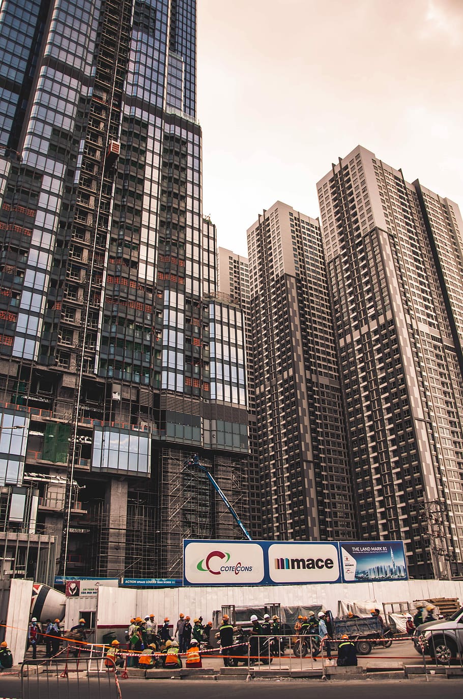 Stadt, die Architektur, Wolkenkratzer, Gebäude, Stadtbild, städtisch, modern, Büro, Innenstadt, Reise, Wohnung, höchste, Horizont, Geschäft, Turm, Panorama-, Ausdruck, Finanzen, horizontale Ebene, Himmel, Gebäudehülle, gebaute Struktur, große Höhe, Bürogebäude außen, echte Menschen, Gruppe von Leuten, Stadt leben, große gruppe von menschen, Tag, Text, Straße, Menge, Reiseziele, Transport, draußen, 4K