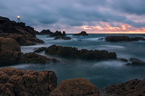formació de roca, ennuvolat, cel, fotografia, marró, illa, posta de sol, rock, núvol, sortida del sol, far, Costa, oceà, mar, llum, aigua, fosc, blau, natural, núvol - cel, rock - object, escenics - natura, sòlid, terra, platja, naturalesa, exposició llarga, bellesa a la natura, tranquil·litat, medi ambient, paisatge marí, vespre, cap gent, a l'aire lliure, badia, 5K, CC0, domini públic, lliure de regalies