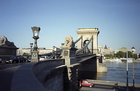budapest, pont, corba, arquitectura, aigua, estructura construïda, cel, pont - estructura feta per l'home, transport, connexió, riu, ciutat, cel clar, destinacions de viatge, naturalesa, viatjar, manera de transport, exterior de l'edifici, cap gent, dia, pont de cadena, a l'aire lliure, pont d’arc, embarcacions de passatgers, 2K, CC0, domini públic, lliure de regalies
