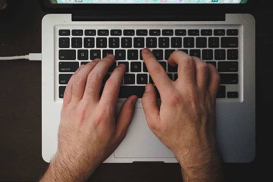 persona che usa macbook, persona, mano, macbook, professionista, digitando, tastiera, il computer portatile, uomo, maschio, tipo, dita, cavo, lavoro, Mela, produttivo, Mac, taccuino, tecnologia, comunicazione, computer, connessione, parte del corpo umano, attrezzatura informatica, mano umana, tecnologia wireless, parte del corpo, tastiera del computer, una persona, in casa, avvicinamento, direttamente sopra, prospettiva personale, dito, usando il portatile, tasto del computer, 5K