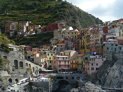 Manarola, Italien, cinque, terre, Ligurien, bunt, Häuser, Gebäude, alt, historisch, Berge, Dorf, Gebäudehülle, die Architektur, gebaute Struktur, Wohngegend, Stadt, überfüllt, Wasser, Menge, Tag, Stadt, Dorf, Berg, Haus, Natur, High Angle View, Transport, Transportmittel, Meer, draußen, Gemeinschaft, Stadtbild, 2K, CC0, gemeinfrei, lizenzfrei