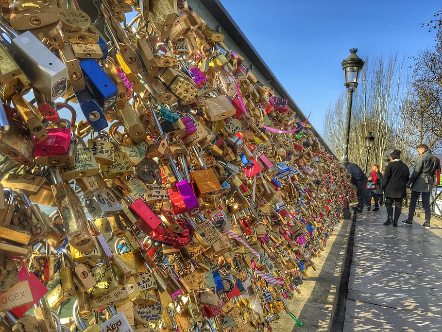panys d'amor, panys, pont, paris, França, francès, cor, romanç, cadenat, amor, Sant Valentí, romàntic, felicitat, lleialtat, dia, arquitectura, gran grup d'objectes, abundància, bloqueig, emoció positiva, estructura construïda, protecció, grup de persones, ciutat, destinacions de viatge, turisme, seguretat, persones reals, viatjar, persones incidentals, bloqueig d’amor, a l'aire lliure, pont - estructura feta per l'home, 2K