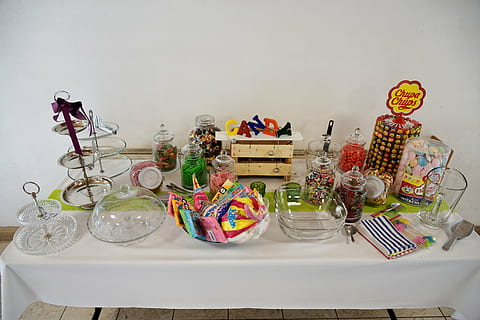 godisbit, ljuv, godis, bröllop, barn glädje, karies, tabell, inomhus, blomma, hushållsutrustning, fortfarande liv, blommande växt, mat och dryck, konst och hantverk, mat, dekoration, inget folk, representation, behållare, kreativitet, inhemska rum, livsstilar, heminredning, stor grupp av objekt, tallrik, Hem, glas, porslin, 4K, CC0, offentligt domän, royaltyfria