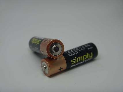 batterie, aa, énergie, actuel, duracell, électricité, Tension, écriture occidentale, à l'intérieur, texte, nature morte, fermer, personne, prise de vue en studio, la communication, espace de copie, table, nombre, matériel photographique, objet unique, La technologie, thèmes de la photographie, se concentrer sur le premier plan, appareil photo - équipement photographique, lettre capitale, objectif - instrument optique, équipement, économie, 4K, CC0, domaine public, libre de droits