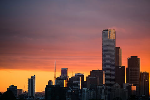 fotografia a volo d'uccello, grattacielo, costruzione, d'oro, ora, edifici, arancia, giallo, cielo, architettura, infrastruttura, tramonto, Torre, orizzonte, skyline urbano, paesaggio urbano, città, moderno, vita di città, esterno dell'edificio, struttura costruita, edificio per uffici esterno, paesaggio, alto - alto, colore arancione, natura, nuvola - cielo, quartiere residenziale, nessuno, distretto finanziario, all'aperto, guglia, 5K, CC0, dominio pubblico, privo di copyright