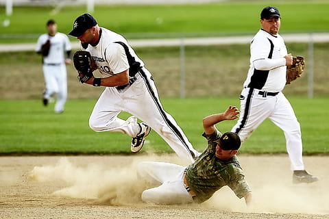 softball, giocatore, gioco, concorrenza, giocare, atleta, palla, campo, sport, uniforme, infield, squadra, base, guanto, gioco di palla, contatto, diapositiva, polvere, sporco, azione, corridore, scorrevole, guantone, torneo, baseball - sport, giocatore di baseball, giocando, Lega giovanile, uniforme sportiva, all'aperto, palla da baseball, movimento, maschi, uomini, persone, casco, capi di abbigliamento, attività, squadra sportiva, lunghezza intera, due persone, protezione, sport competitivo, sicurezza, difendere, attrezzatura sportiva, giovani uomini, stili di vita, colpire, adolescente, 2K, CC0, dominio pubblico, privo di copyright