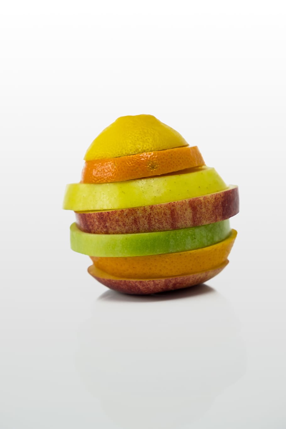 Obst, Apfel, Orange, Mandarin, Zitrone, Früchte, frisch, Vitamine, Lebensmittel, Ernährung, Verteidigung, Immunsystem, Herbst, Essen und Trinken, Studioaufnahme, weißer Hintergrund, Frische, gesundes Essen, drinnen, ausgeschnitten, Stillleben, Wohlbefinden, Scheibe, Nahansicht, keine Leute, Zitrusfrucht, einzelnes Objekt, Gelb, Stapel, Gruppe von Objekten, Süßes Essen, Snack, 5K