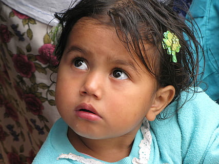 foto de retrat de noies, noia, retrat, foto, nen, Honduras, bonic, pobre, nadó, infant, latino, infància, tirada al cap, només nens, una sola noia, una persona, persones reals, innocència, primer pla, vista frontal, noies, dones, estils de vida, mirant la càmera, a l'interior, femelles, 2K, CC0, domini públic, lliure de regalies