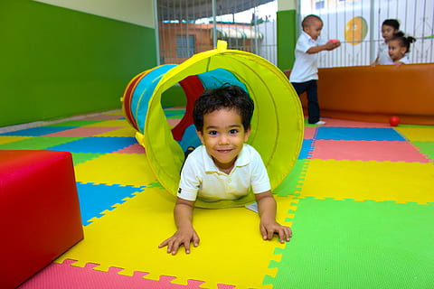 niño, acostado, jugar, túnel, niños, colegio, divertido, bolas de billar, disfrutando, colores, muchachos, infancia, edificio preescolar, gente, linda, jugando, juguetón, felicidad, adentro, edad preescolar, alegre, sonriente, multi color, hombres, machos, longitud total, inocencia, vista frontal, preescolar, estilos de vida, sentado, gente real, 5K, CC0, dominio público, libre de derechos