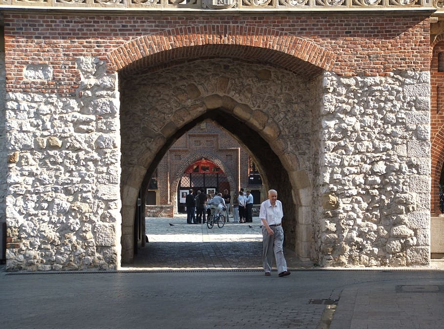 Krakau, florian, Tor, Polen, Europa, die Architektur, Gebäude, Polieren, Reise, alt, Stadt, Dorf, Stadt, historisch, mittelalterlich, Turm, berühmt, Wand, Geschichte, Straße, Wahrzeichen, Kultur, europäisch, Stil, Befestigung, uralt, Stein, Bogen, gebaute Struktur, in voller Länge, Tag, Gebäudehülle, die Vergangenheit, Eingang, Tourismus, Reiseziele, echte Menschen, zufällige Menschen, Menschen, Männer, draußen, Gehen, Steinwand, Backstein, architektonische Säule, 1080P