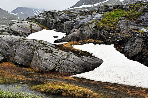 grå, sten-, omgivet, sne, eventyr, kold, dagslys, miljø, tåge, frost-, græs, is, landskab, mos, bjerg, natur, udendørs, parkere, klippe, rock formation, klipper, naturskøn, rejse, solid, rock-objekt, skønhed i naturen, scenics - natur, kold temperatur, ro, ingen mennesker, vinter, ikke-urbane scene, rolig scene, dag, vand, formation, eroderet, 4K, CC0, offentligt domæne, royaltyfrie