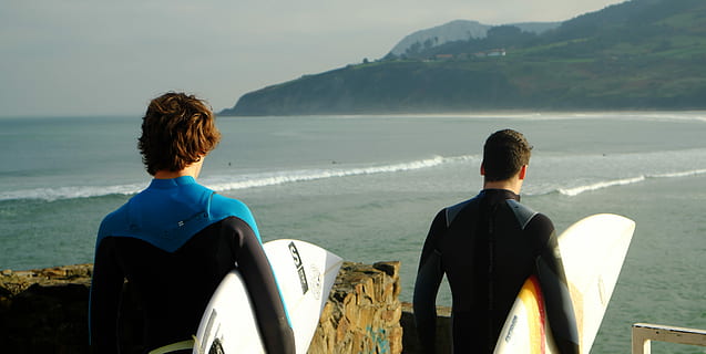 Due, maschio, indossare, mute, detenzione, tavole da surf, in piedi, superiore, collina, vista, spiaggia, uomo, costa, surfer, tipo, amici, caucasico, tavola da surf, trasportare, mare, oceano, onda, gioventù, giovane, vita sportiva, retrovisore, acqua, due persone, uomini, natura, adulto, seduta, montagna, guardando a vista, vacanze, persone, viaggio, giorno, solidarieta, bellezza nella natura, vacanza, terra, attività di svago, all'aperto, coppia - relazione, 4K, CC0, dominio pubblico, privo di copyright