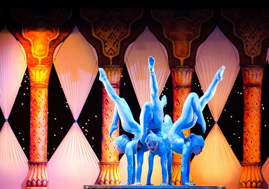 statua blu, circo, Tihany, contorsione, illuminato, rappresentazione, arte e artigianato, creatività, nessuno, attrezzatura per l'illuminazione, notte, architettura, in casa, mestiere, luce, scultura, struttura costruita, cultura artistica e intrattenimento, rappresentazione umana, Inquadratura dal basso, filtro di post produzione automatico, celebrazione, colonna architettonica, ornato, 2K