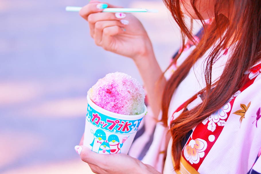 donna, detenzione, tazza, cono di neve, donne, persone, femmine, una persona, stili di vita, etnia caucasica, bere, adulto, solo donne, solo adulti, cibo e bevande, dolce, cibo dolce, gelato, cibo, cibo surgelato, parte del corpo umano, mano umana, congelato, prodotto caseario, mano, indulgenza, mangiare malsano, colore rosa, tentazione, ghiaccio, 1080P