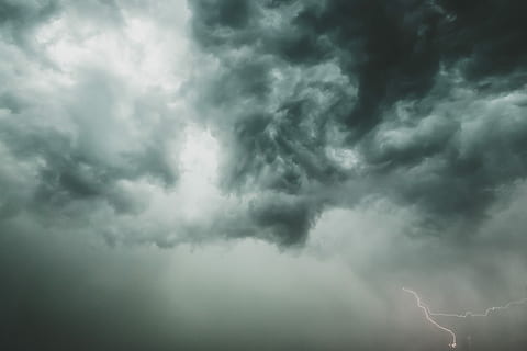 Šedá, bílý, nimbus cloud, Blesk, bouřka, šedá, nebe, mrak, dramatické, dramatický mrak, zataženo, dramatický, Napájení, platnost, síly přírody, dramatická scéna, Příroda, hrom, blikat, mrak - nebe, bouřkový mrak, krása v přírodě, dramatická obloha, moci, scéna s oblaky, životní prostředí, zatažený, temný, nikdo, podepsat, déšť, zlověstný, extrémní počasí, klimatu, venku, přívalový déšť, meteorologie, vítr, tornádo, 4K, CC0, veřejná doména, bez autorských práv