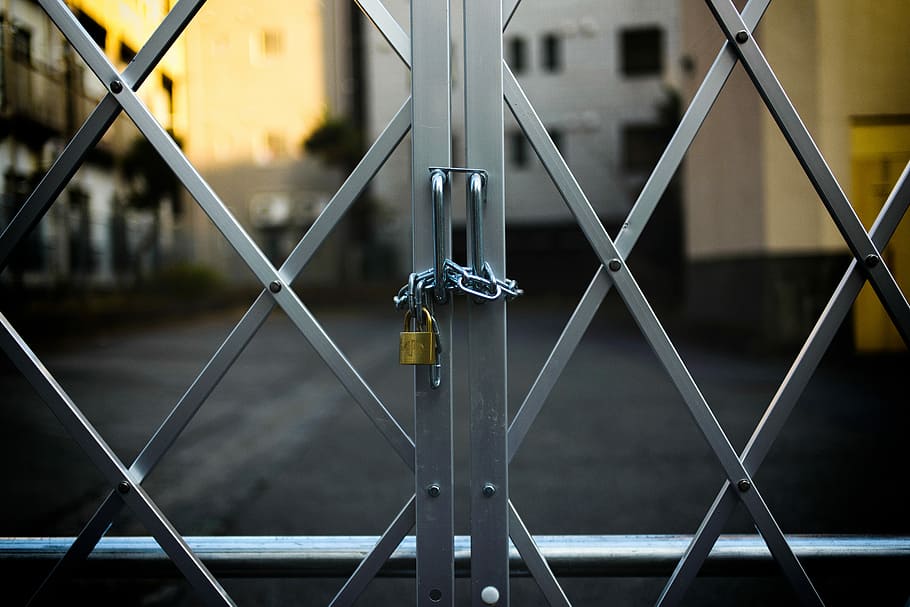grau, Stahltor, geschlossen, Vorhängeschloss, verschlossen, Tor Fokus Fotografie, Tor, Kette, sperren, Sicherheit, Zaun, Fokus auf den Vordergrund, Metall, die Architektur, Maschendrahtzaun, keine Leute, Schutz, Barriere, Grenze, gebaute Struktur, Nahansicht, Vollbild, draußen, Tag, Geländer, Stadt, Verbindung, stehlen, Legierung, 5K