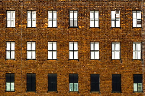 edifici, façana, maó, finestres, antic, arquitectura, Rotterdam, Països Baixos, Holanda, estructura construïda, finestra, exterior de l'edifici, en fila, marc complet, costat a costat, cap gent, barri residencial, vista d’angle baix, fons, paret, repetició, a l'aire lliure, dia, ciutat, paret de maó, funció de construcció de parets, 4K, CC0, domini públic, lliure de regalies