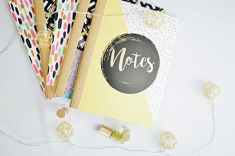 flad, lægge, fotografering, streng lys, ved siden af, notebooks, notater bog, noter, notesbog, læbestift, fladt læg, hvid, lyse, tæt på, detalje, saks, ingen mennesker, indendørs, stilleben, Kunst og håndværk, studio skud, note pad, stor gruppe af objekter, smykker, mønster, udstyr, ferie, meddelelse, multi farvet, stjerne form, tekst, forretning, direkte over, kreativitet, blyant, 5K, CC0, offentligt domæne, royaltyfrie