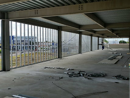 travail, bâtiment, cloison, dalle, vide, à l'intérieur, architecture, structure construite, journée, colonne architecturale, personnes accessoires, plafond, métal, transport, Vrais gens, industrie, Hommes, sol, balustrade, modèle, la nature, lien, 2K, CC0, domaine public, libre de droits
