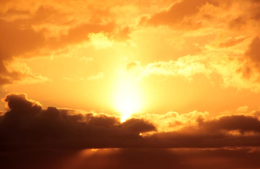 Sonnenuntergang, Sonne, dunkle Wolken, Wolken, untergehende Sonne, abendstimmung, Abendhimmel, Romantik, Natur, Sonnenlicht, Sonnenstrahl, Himmel, Dramatischer Himmel, wolke - himmel, Schönheit in der Natur, Szenen - Natur, Wolkengebilde, Gelb, lebendige Farbe, Ruhe, Religion, Hintergründe, idyllisch, Umgebung, orange Farbe, keine Leute, draußen, abstrakte Hintergründe, abstrakt, hell, dunkel, 4K