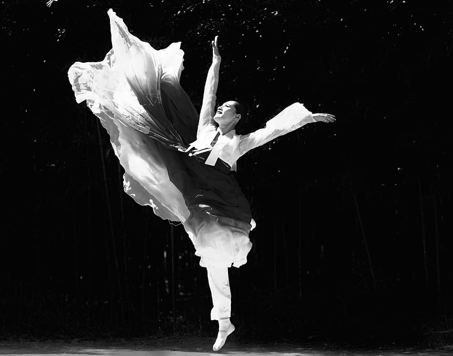 gråtoner, kvinde, dans, skabelse, klassisk, Kvinder, hunner, mennesker, danser, sort og hvid, ballet, ung voksen, balletdanser, elegance, voksen, kaukasisk etnicitet, skønhed, unge kvinder, kjole, mode, hoppe, kunst og underholdning, en person, ydeevne, smuk, fuld længde, kunstkultur og underholdning, dygtighed, scene, scenekunst begivenhed, scene - ydeevne plads, bevægelse, menneskelige arm, kostume, rigtige mennesker, stående på et ben, arme hævet, ben, sort baggrund, smuk kvinde, 4K