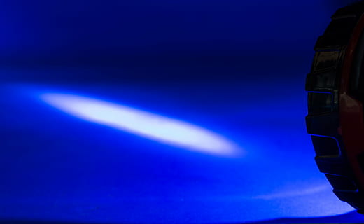 cono de luz, brillar, ligero, flash, azul, nadie, movimiento, de cerca, naturaleza, modo de transporte, solo objeto, transporte, tecnología, volador, vehículo aéreo, señal de advertencia, firmar, noche, comunicación, avión, salud y medicina, viaje, actuación, foto de estudio, industria aeroespacial, 5K, CC0, dominio público, libre de derechos