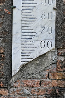 hydrometer, getallen, steen, muur, metro, structuur, teken, oud, muur - bouwfunctie, architectuur, tekst, ingebouwde structuur, communicatie, geen mensen, stenen muur, westers schrift, dag, buitenkant van het gebouw, buitenshuis, aantal, detailopname, verweerde, gebouw, lage hoekweergave, 4K, CC0, publiek domein, royaltyvrij
