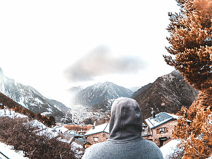 landschapsfoto, grijs, bergen, bedekt, sneeuw, bruin, huis, Andorra, zichtbaar, wolk, weer, berg-, winter, koude temperatuur, scenics - natuur, vrijetijdsbesteding, een persoon, schoonheid in de natuur, bergketen, echte mensen, levensstijlen, natuur, dag, niet-stedelijke scène, boom, met sneeuw bedekte berg, kalmte, fabriek, buitenshuis, warme kleding, 4K, CC0, publiek domein, royaltyvrij