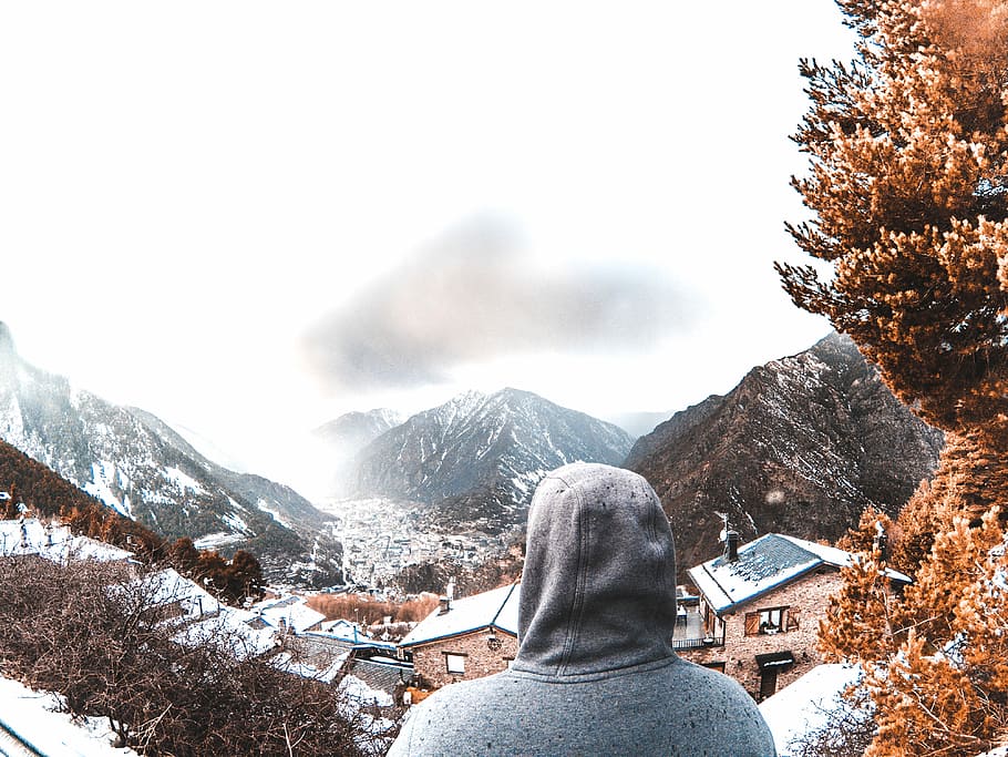 landschapsfoto, grijs, bergen, bedekt, sneeuw, bruin, huis, Andorra, zichtbaar, wolk, weer, berg-, winter, koude temperatuur, scenics - natuur, vrijetijdsbesteding, een persoon, schoonheid in de natuur, bergketen, echte mensen, levensstijlen, natuur, dag, niet-stedelijke scène, boom, met sneeuw bedekte berg, kalmte, fabriek, buitenshuis, warme kleding, 4K