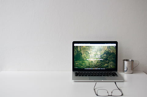 gümüş dizüstü bilgisayar, Çelik kupa, macbook, not defteri, ders çalışma, gözlük, webdesign, ilham, bilgisayar, dizüstü, teknoloji, iş, bilgisayar ekranı, Internet, ofis, büro, kablosuz teknoloji, içeriye, kopya alanı, tablo, bağ, iletişim, insansız, duvar inşa özelliği, bilgisayar donanımı, Beyaz renk, yeşil renk, mobilya, Fincan, masaüstü bilgisayar, tuş takımı, 1080P, CC0, kamu malı, telif ücretsiz