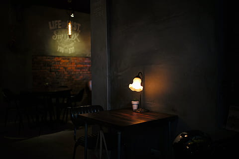 brun, tre, bord, bordlampe, brunt trebord, taipei, mørk, lampe, søkelys, natt, innendørs, ingen folk, gammel, elektrisk lampe, belysningsutstyr, belyst, lys - naturlig fenomen, tre - materiale, stol, sete, stearinlys, fravær, arkitektur, brenning, møbler, Brann, mysterium, natur, murstein, lys, luksus, 5K, CC0, offentlig domene, opphavsrett gratis