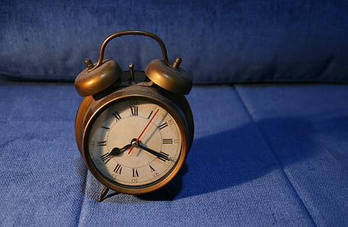 retro, rellotge, passat, temps, nombre, despertador, a l'interior, cap gent, sol objecte, blau, primer pla, estil retro, taula, natura morta, rellotge de mà, centrar-se en primer pla, còpia espai, Minuta, tir de l'estudi, data límit, 2K, CC0, domini públic, lliure de regalies
