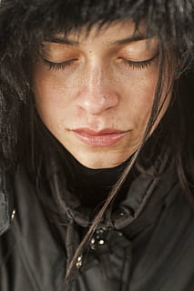uomo, indossare, nero, eskimo, modello, esposizione, viso, giovane modella, giovane, fotografia, foto, solitudine, studio, bellezza, adulto, occhio, occhi, moda, ragazza, contatto, persone, Da donna, ritratto, umano, panoramica, bellissimo, una persona, solo adulti, solo una donna, colpo alla testa, solo donne, giovane adulto, capelli neri, solo una giovane donna, capelli, avvicinamento, vista frontale, capelli lunghi, giovani donne, acconciatura, stili di vita, persone reali, guardando la fotocamera, attività di svago, donne, bella donna, volto umano, contemplazione, 2K, CC0, dominio pubblico, privo di copyright