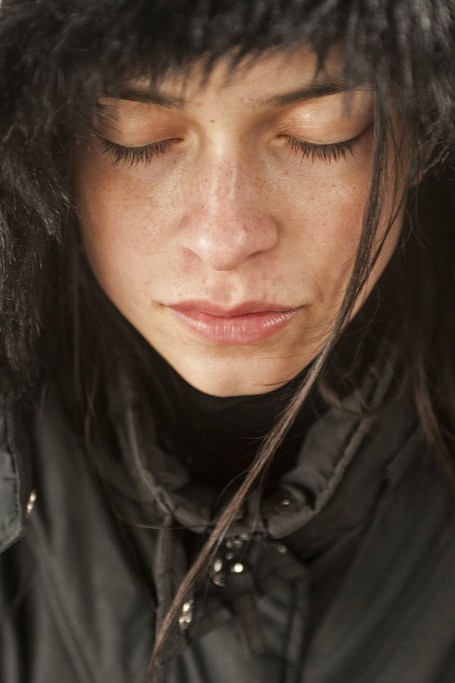uomo, indossare, nero, eskimo, modello, esposizione, viso, giovane modella, giovane, fotografia, foto, solitudine, studio, bellezza, adulto, occhio, occhi, moda, ragazza, contatto, persone, Da donna, ritratto, umano, panoramica, bellissimo, una persona, solo adulti, solo una donna, colpo alla testa, solo donne, giovane adulto, capelli neri, solo una giovane donna, capelli, avvicinamento, vista frontale, capelli lunghi, giovani donne, acconciatura, stili di vita, persone reali, guardando la fotocamera, attività di svago, donne, bella donna, volto umano, contemplazione, 2K