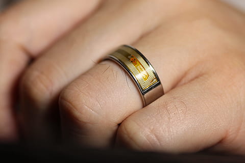 intelligenter Ring, Ring, Hochzeitsring, Technologie, Handy, Mobiltelefon, Lebensstil, modern, Kommunikation, Verbindung, Telefon, Gadget, Gerät, menschliches Körperteil, menschliche Hand, Hand, Schmuck, Körperteil, Finger, menschlicher Finger, eine Person, Nahansicht, Erwachsene, drinnen, extreme Nahaufnahme, Reichtum, Lebensstile, Liebe, Lebensereignisse, goldfarben, menschliches Glied, Luxus, persönliches Accessoire, 5K, CC0, gemeinfrei, lizenzfrei