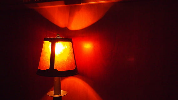 caldo, lampada, luce, luminosa, illuminato, lenitivo, radiante, lampada calda, lampada luminosa, lampada lenitiva, luce rilassante, luce calda, luce gialla, luce del ristorante, attrezzatura per l'illuminazione, lampada elettrica, raggiante, elettricità, in casa, nessuno, buio, paralume, luce - fenomeno naturale, caratteristica della parete, ardente, luce elettrica, avvicinamento, notte, lanterna, lampadina, tecnologia, singolo oggetto, tavolino, Alimentazione elettrica, soffitto, 4K, CC0, dominio pubblico, privo di copyright
