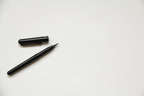 stilou stilou, curat, fundal, alb, hârtie, textură, gol, să batjocorească, stilou, artă, caligrafie, cerneală, perie, simplu, schiță, a desena, desen, lucrat manual, proiecta, semn, semnătură, spațiu copie, fundal alb, nici o persoana, birou, instrument de scris, furnizarea de birou, în interior, culoare alba, studio shot, vedere în unghi mare, natură moartă, a închide, elimina, masa, culoare neagră, două obiecte, argintiu colorat, 5K, CC0, domeniu public, fără drepturi de autor