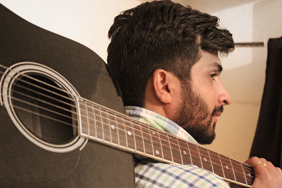 uomo, portando, nero, non-cutaway, acustico, chitarra, modello, tiro creativo, umano, viso, ritratto, analizzare, cercare, guardare, attraente, salutare, moda, studio, maschio, contento, cura, occhi, giovane, capo, adulto, musica, musicale, strumento, strumento a corda, strumento musicale, cultura artistica e intrattenimento, una persona, barba, colpo alla testa, peli del viso, in casa, uomini, artista, giocando, musicista, strappando uno strumento, attrezzatura musicale, giovane adulto, chitarra acustica, vista profilo, 5K